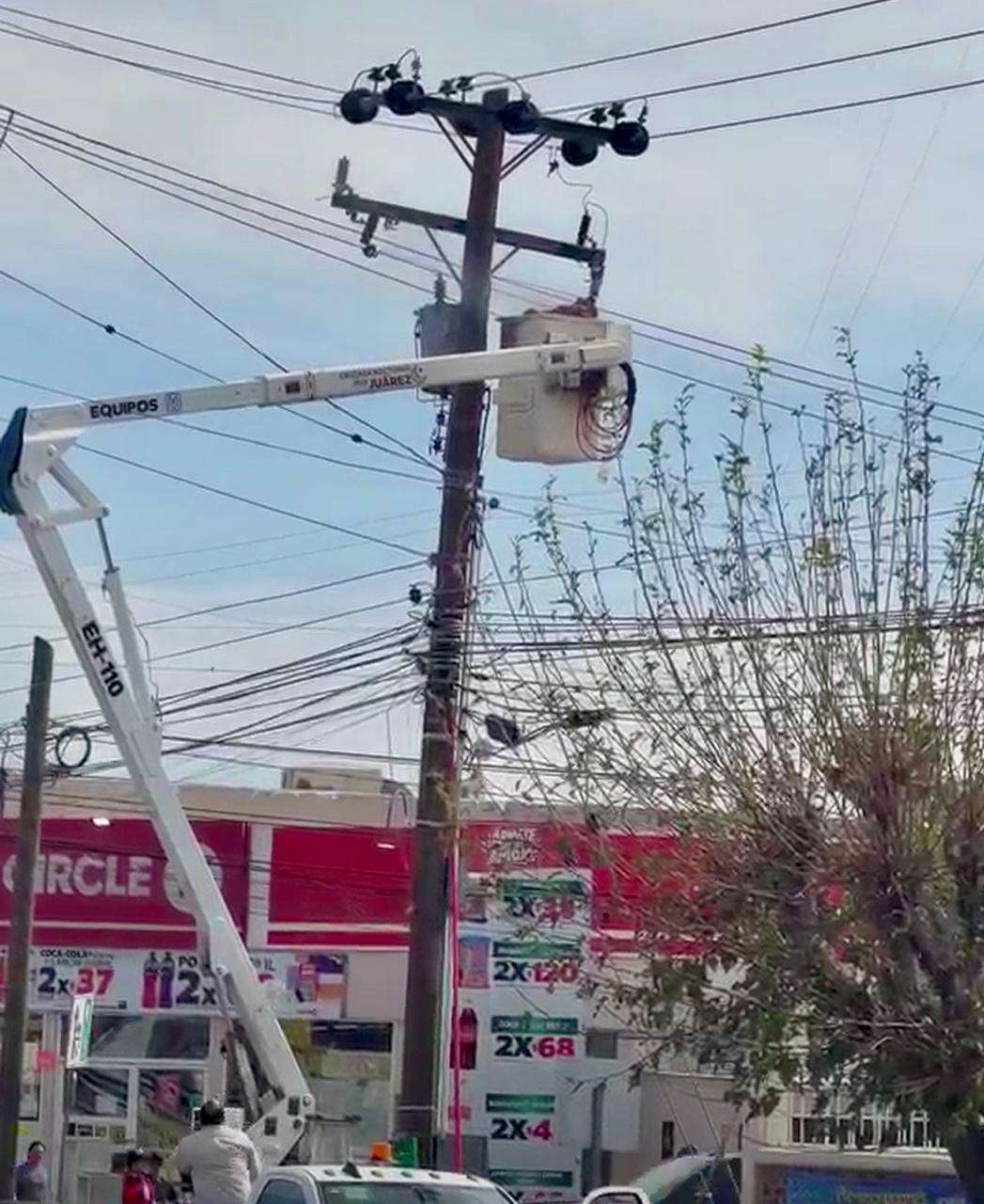 Se electrocuta empleado Municipal en la Insurgentes 
