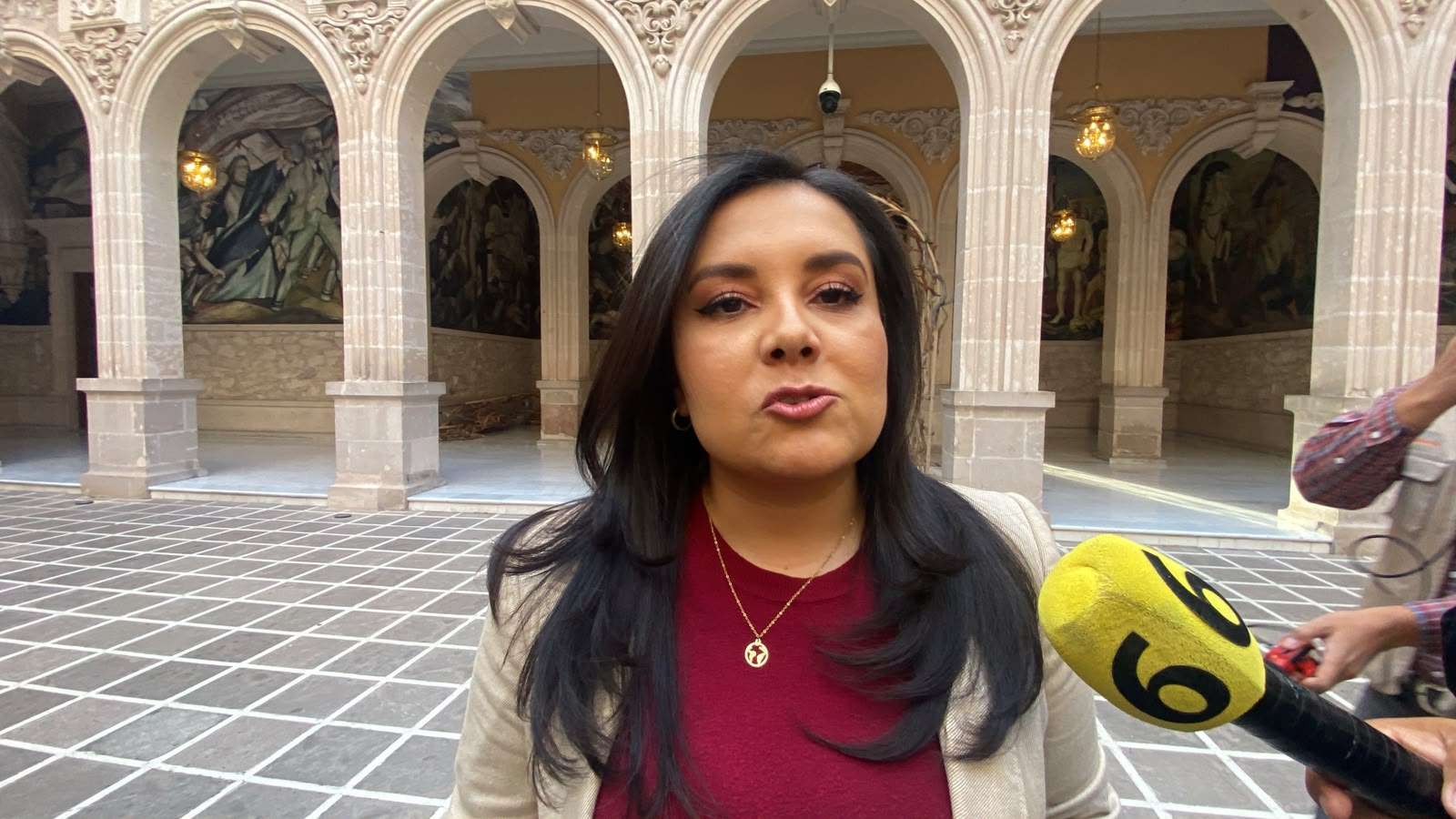 Acusa Mayra a Maru de usar cortina de humo