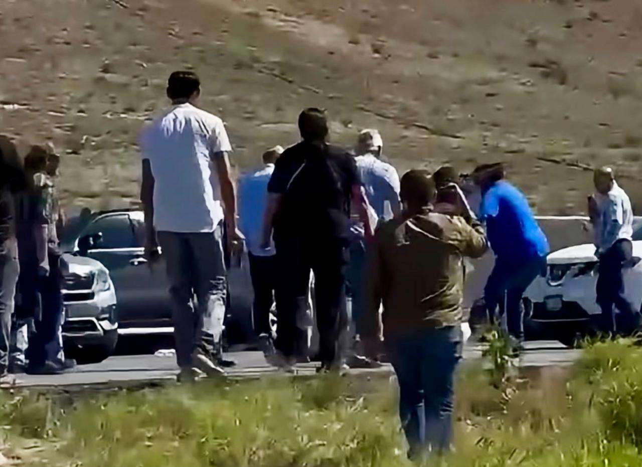 Graban pelea por bloqueos en la carretera a Delicias