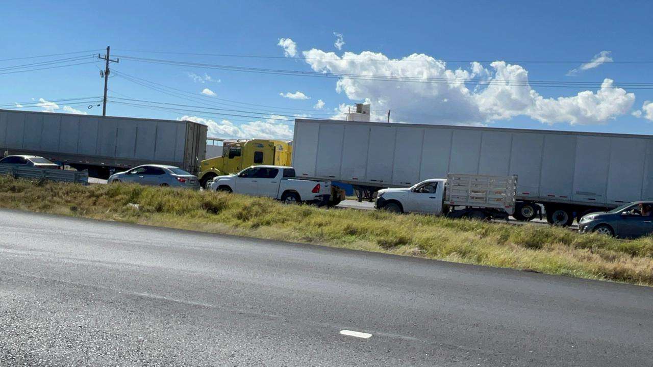 Bloquean transportistas carretera a Delicias 