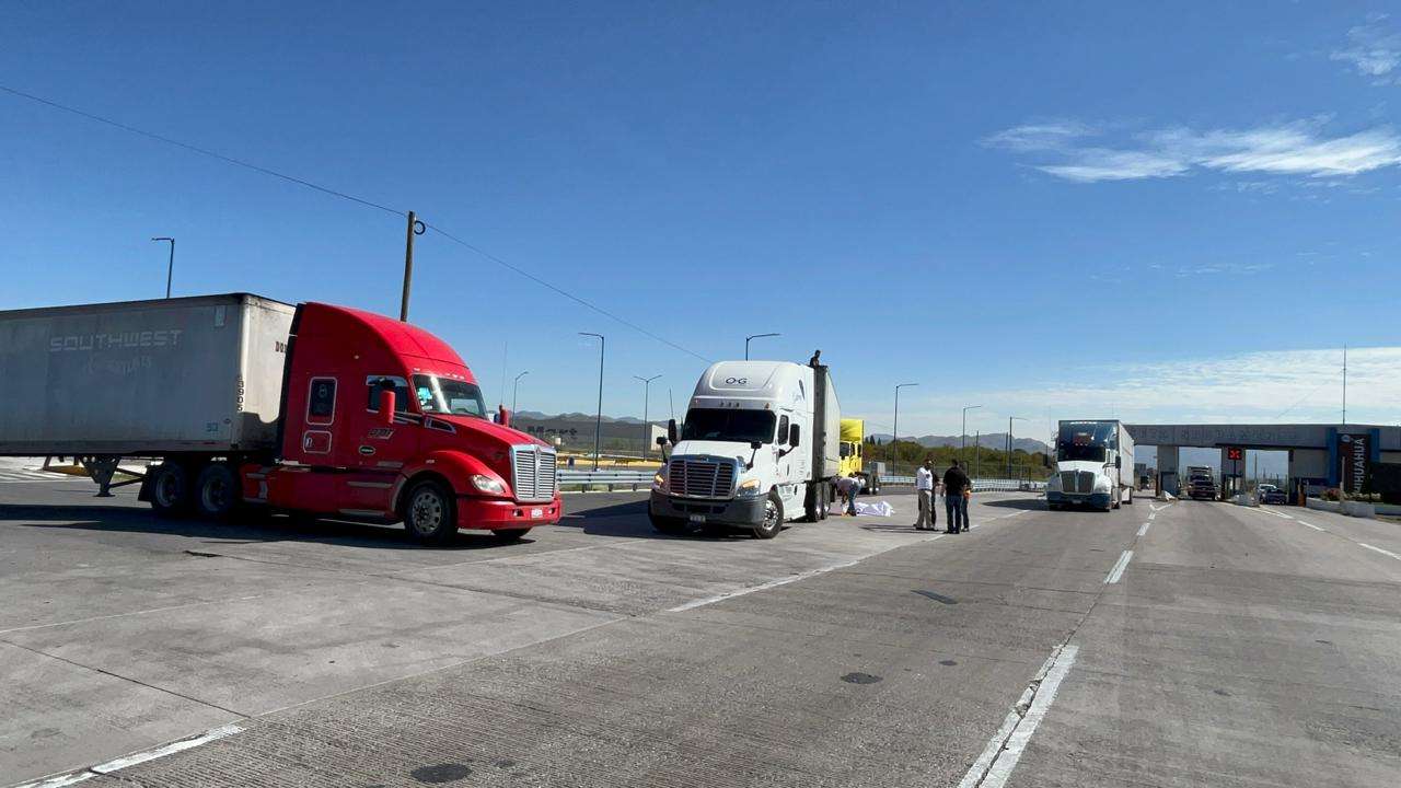 Protestan transportistas en caseta Sacramento