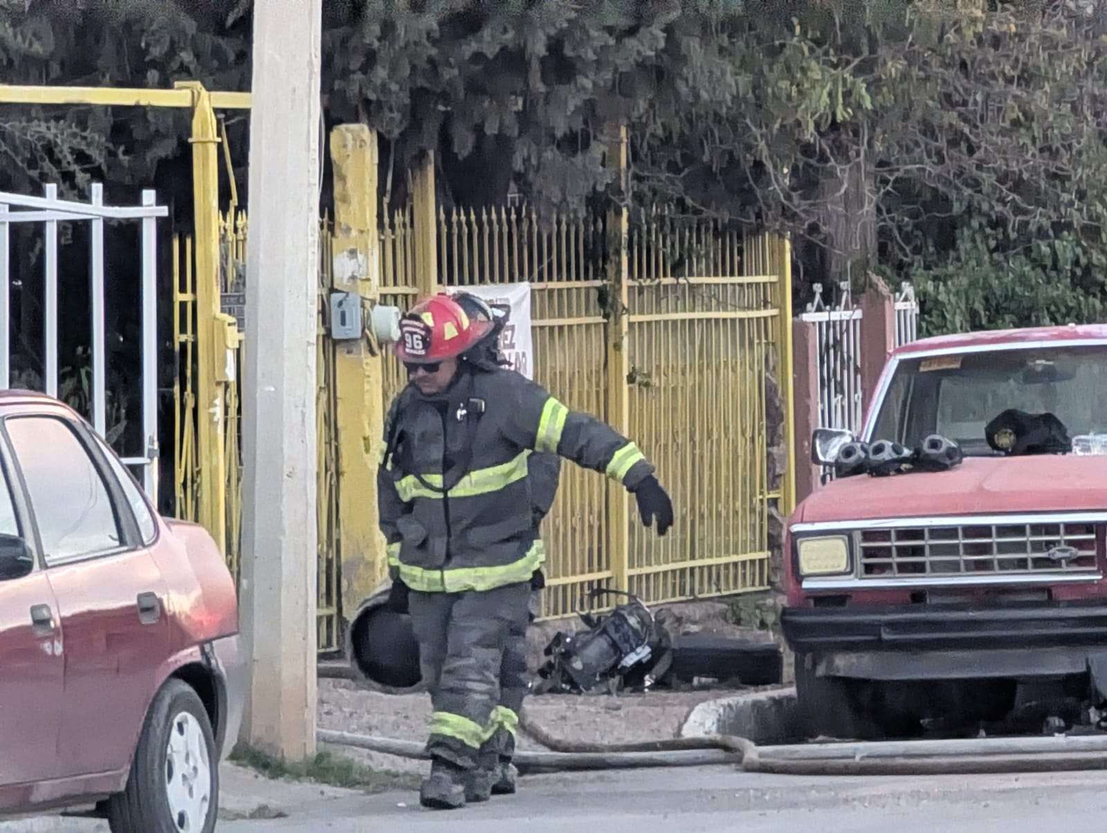 Consumé incendio parte de vivienda y vehículo