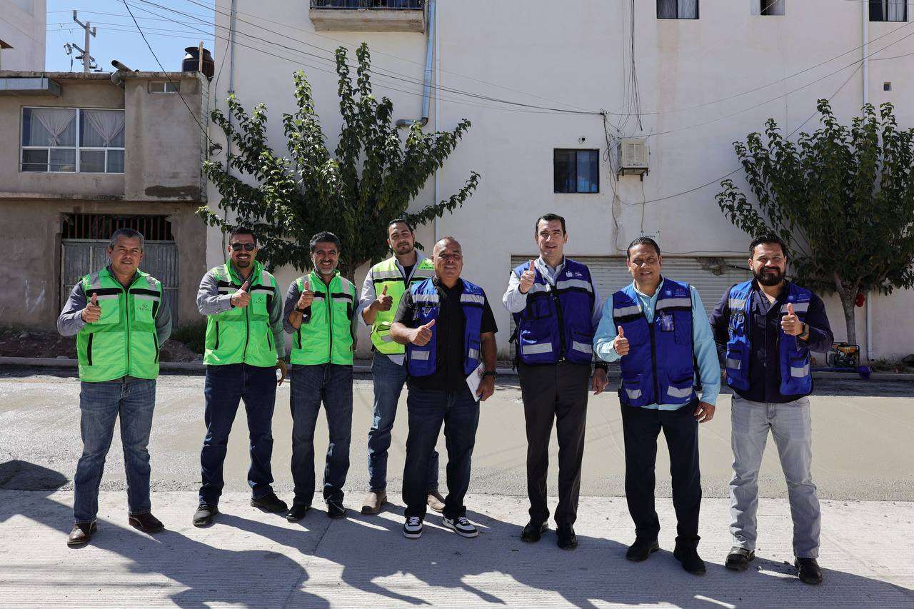 Supervisa Alcalde pavimentación en la Juan Güereca