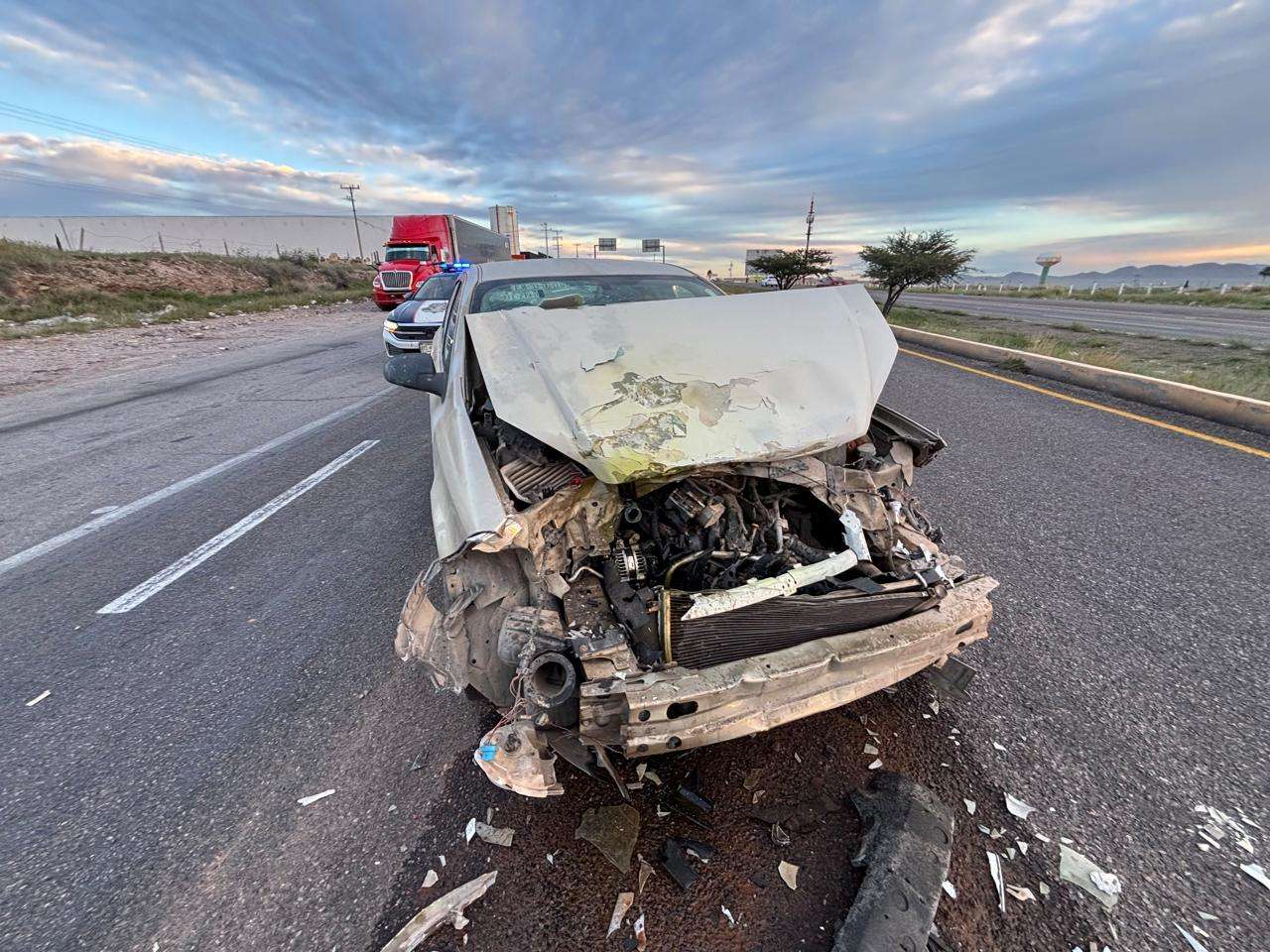 Provoca fuerte carambola caos vial en carretera a Juárez 