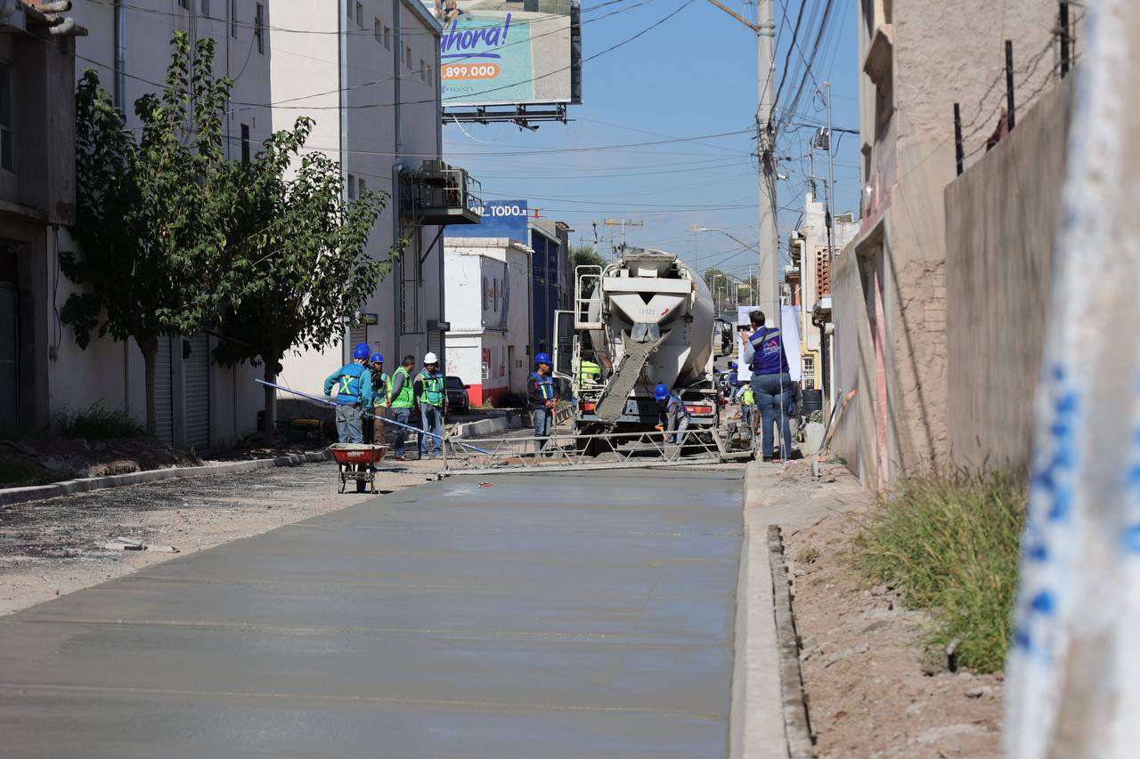 Supervisa Alcalde pavimentación en la Juan Güereca