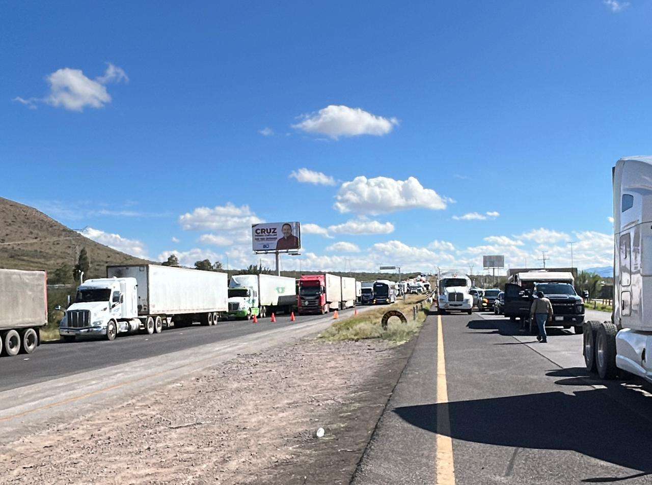 Lleva más de cinco horas cerrada la carretera a Delicias