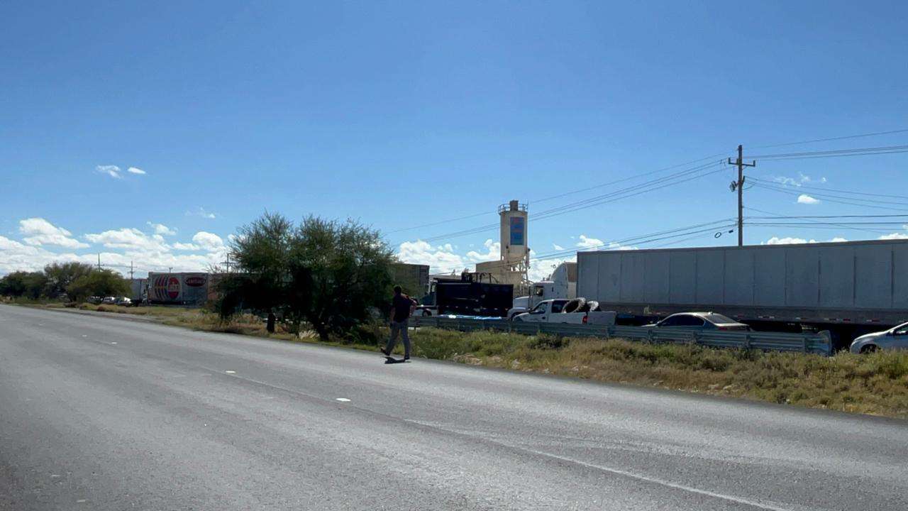 Bloquean transportistas carretera a Delicias 