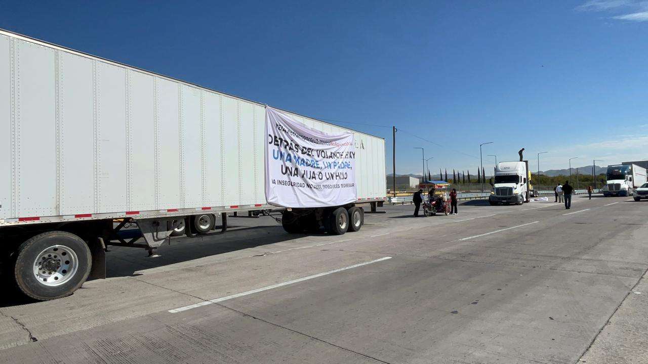 Protestan transportistas en caseta Sacramento