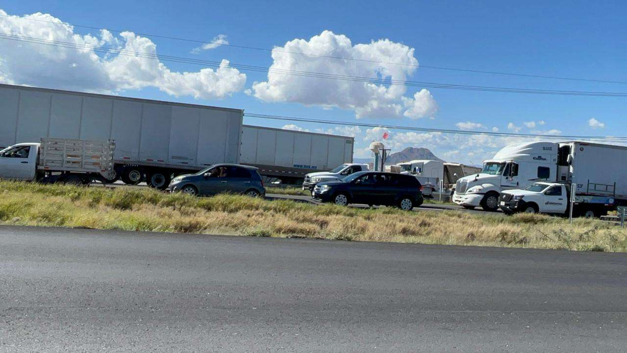 Bloquean transportistas carretera a Delicias 