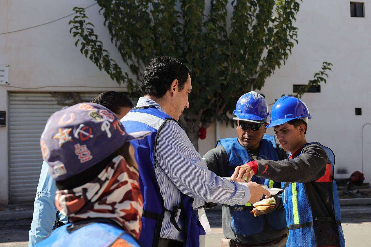 Supervisa Alcalde pavimentación en la Juan Güereca