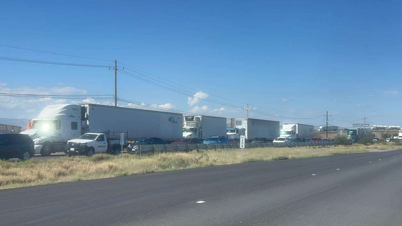 Bloquean transportistas carretera a Delicias 