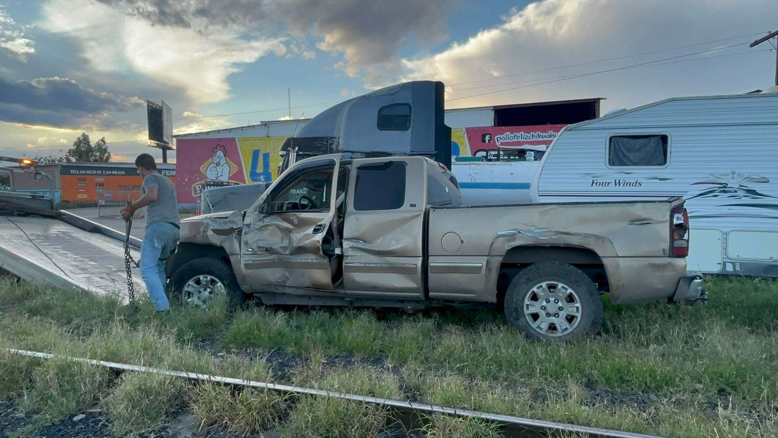 Arrastra tren pick up en la 62 y vialidad Ch-P 