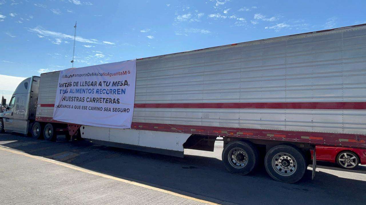 Protestan transportistas en caseta Sacramento