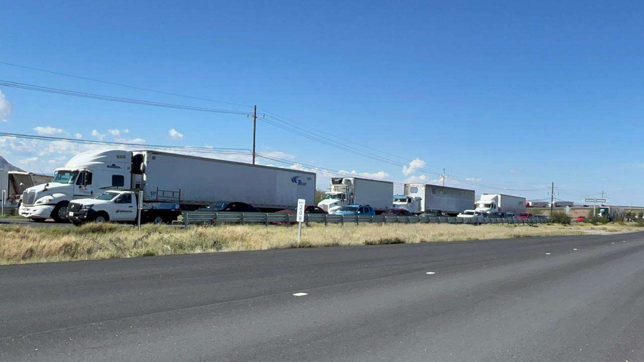 Bloquean transportistas carretera a Delicias 
