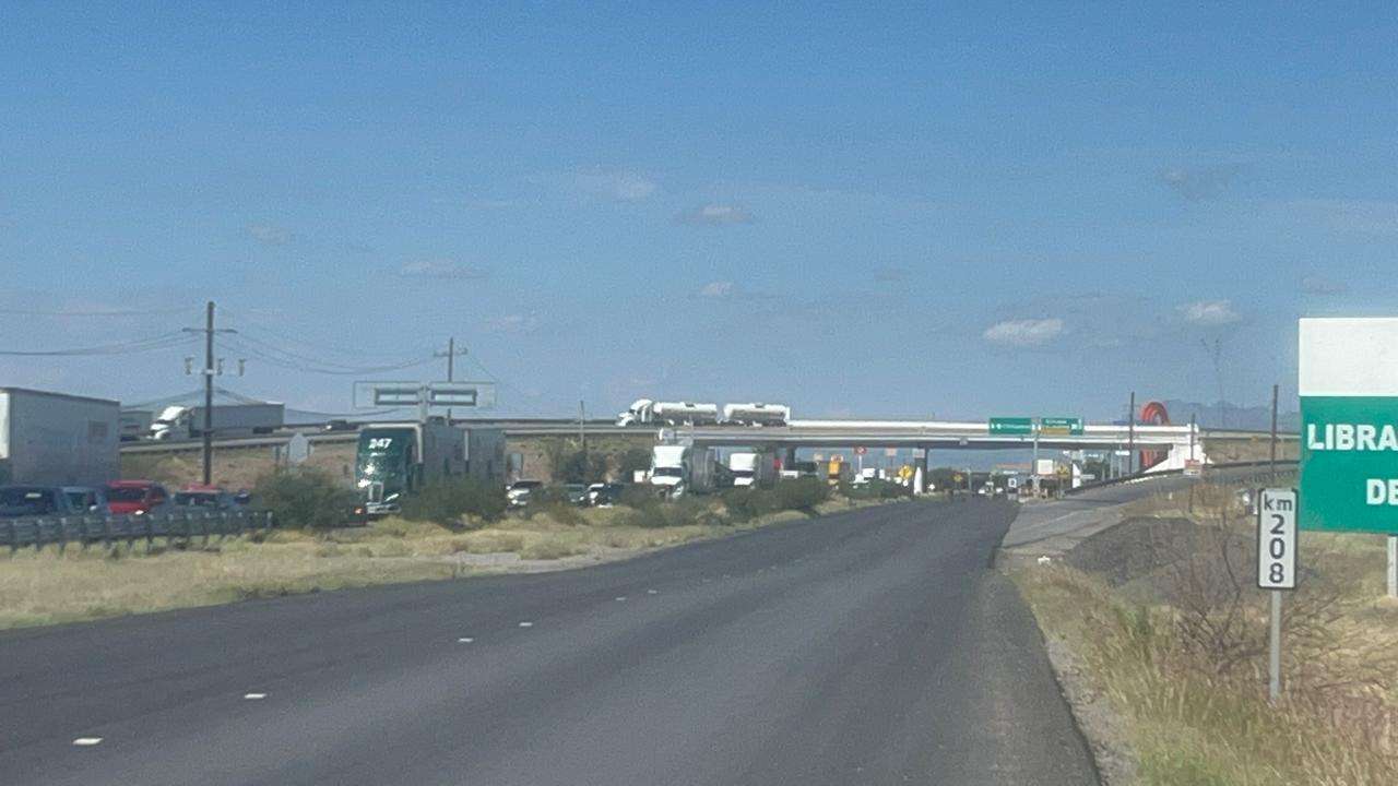 Bloquean transportistas carretera a Delicias 