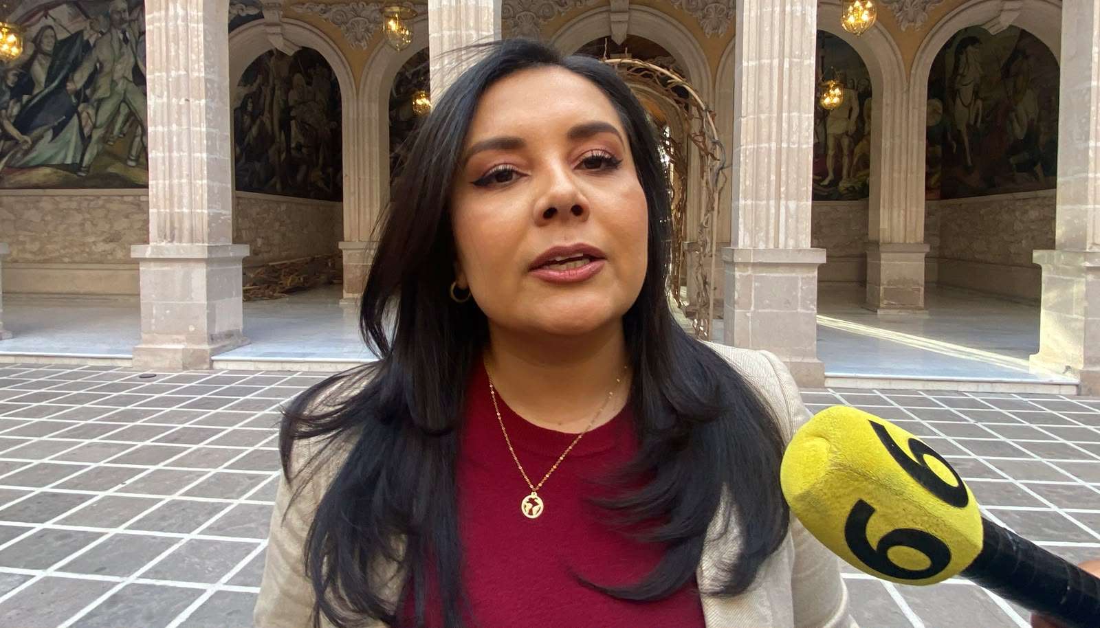 Acusa Mayra a Maru de usar cortina de humo