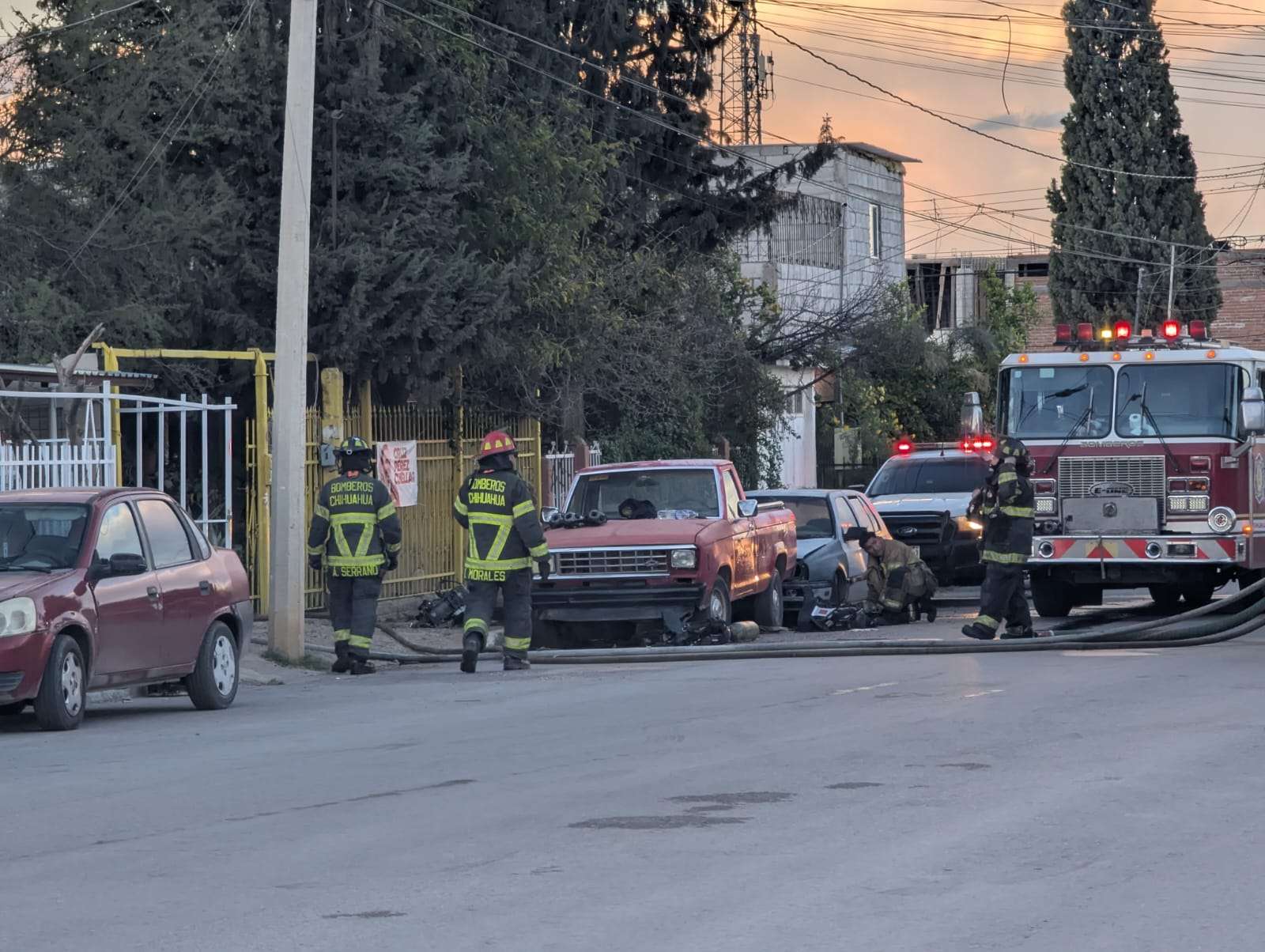 Consumé incendio parte de vivienda y vehículo