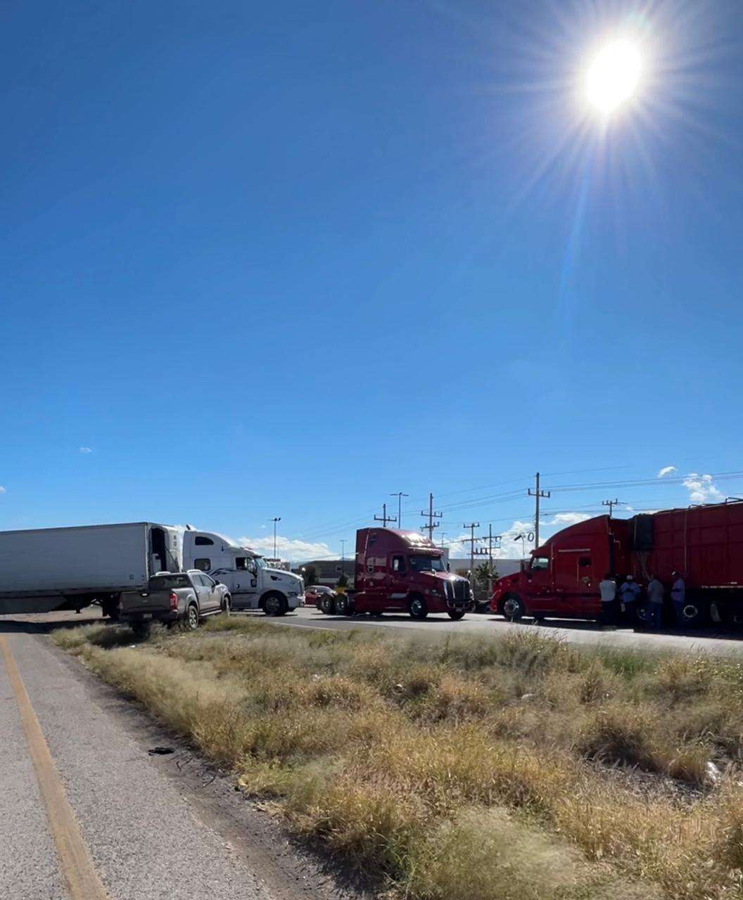 Lleva más de cinco horas cerrada la carretera a Delicias