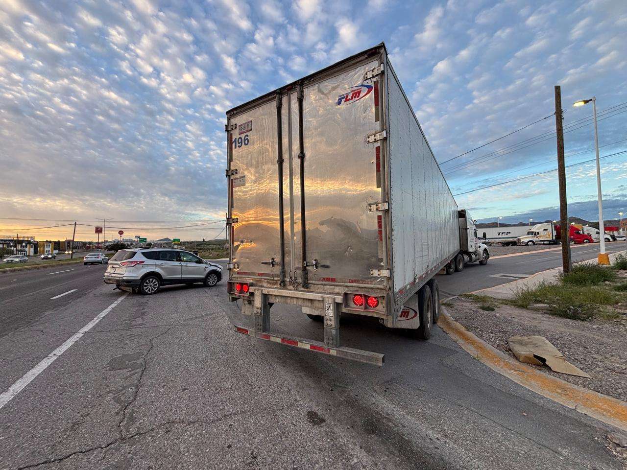 Provoca fuerte carambola caos vial en carretera a Juárez 