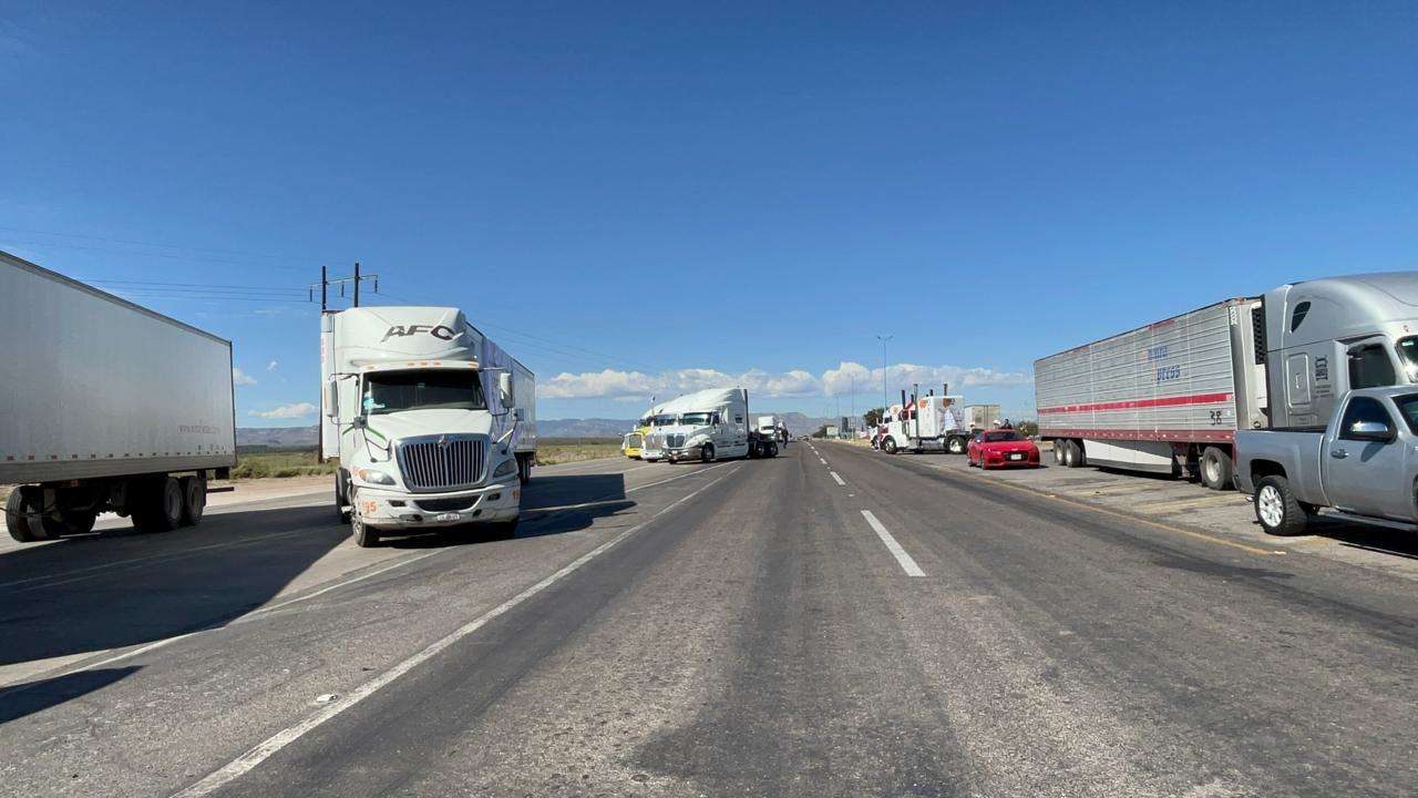 Protestan transportistas en caseta Sacramento