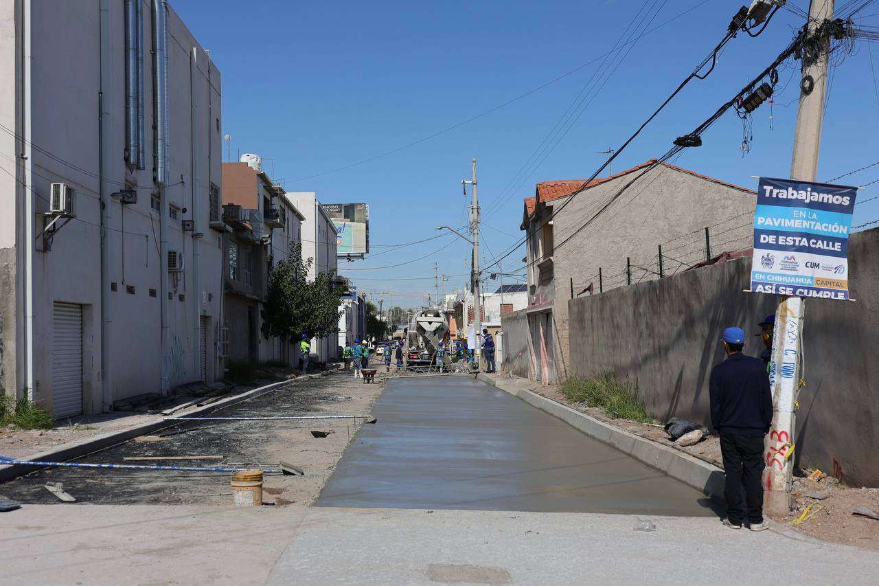 Supervisa Alcalde pavimentación en la Juan Güereca
