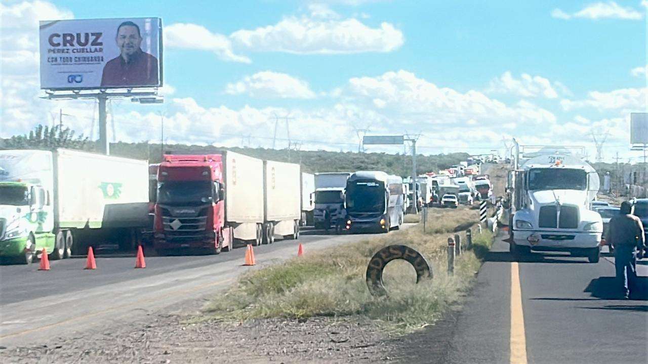 Lleva más de cinco horas cerrada la carretera a Delicias
