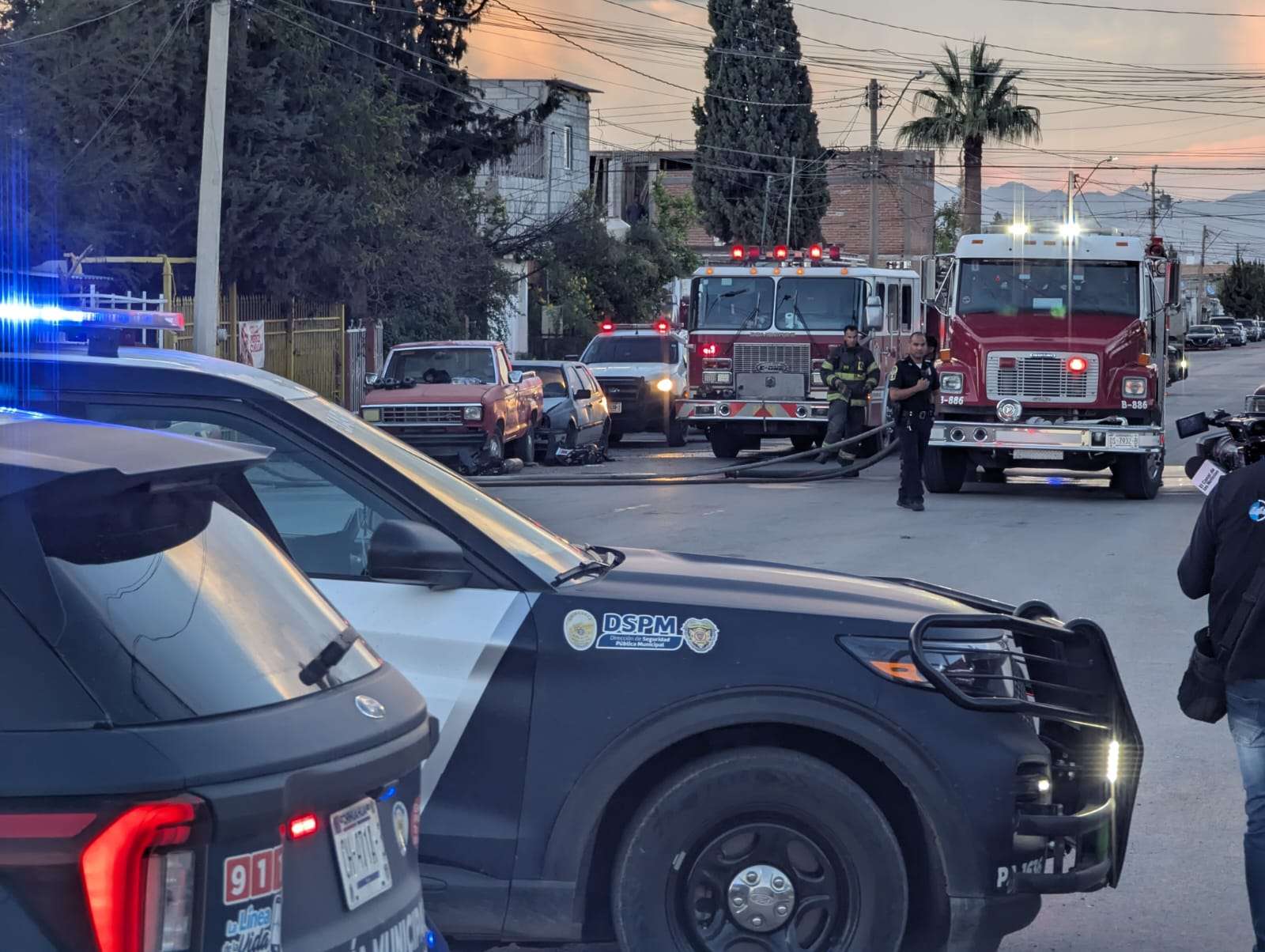 Consumé incendio parte de vivienda y vehículo