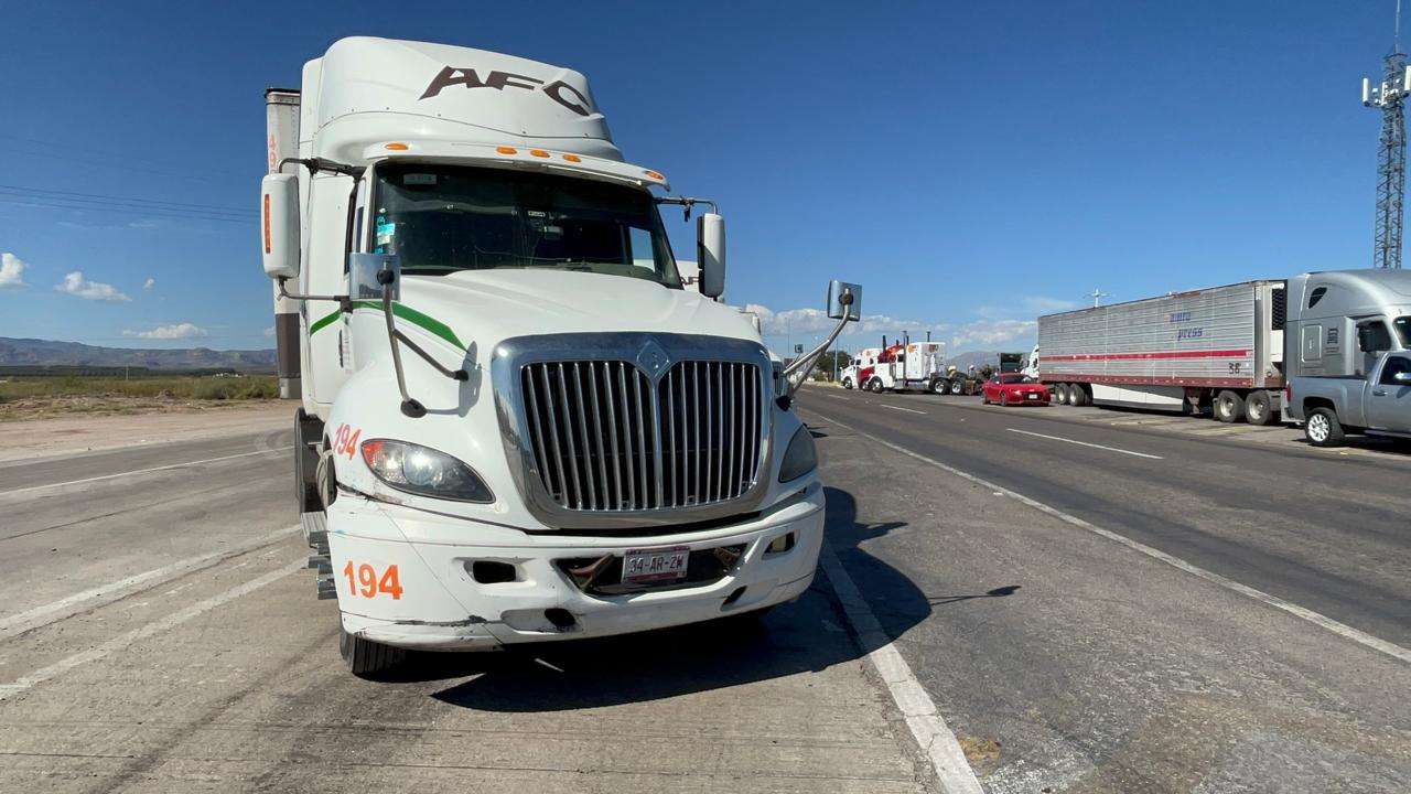 Protestan transportistas en caseta Sacramento