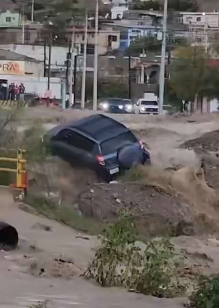 Mantienen cerradas importantes avenidas por lluvias 