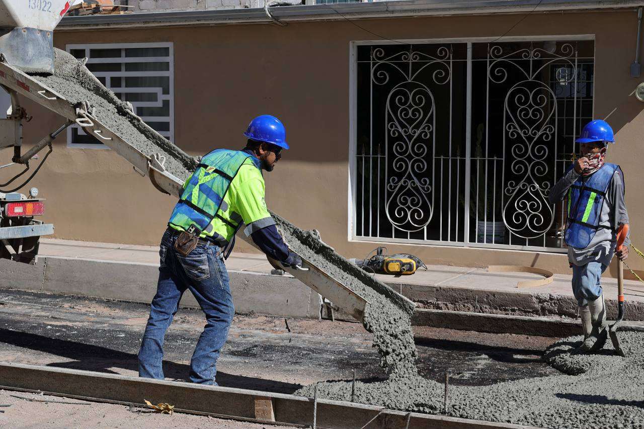 Supervisa Alcalde pavimentación en la Juan Güereca
