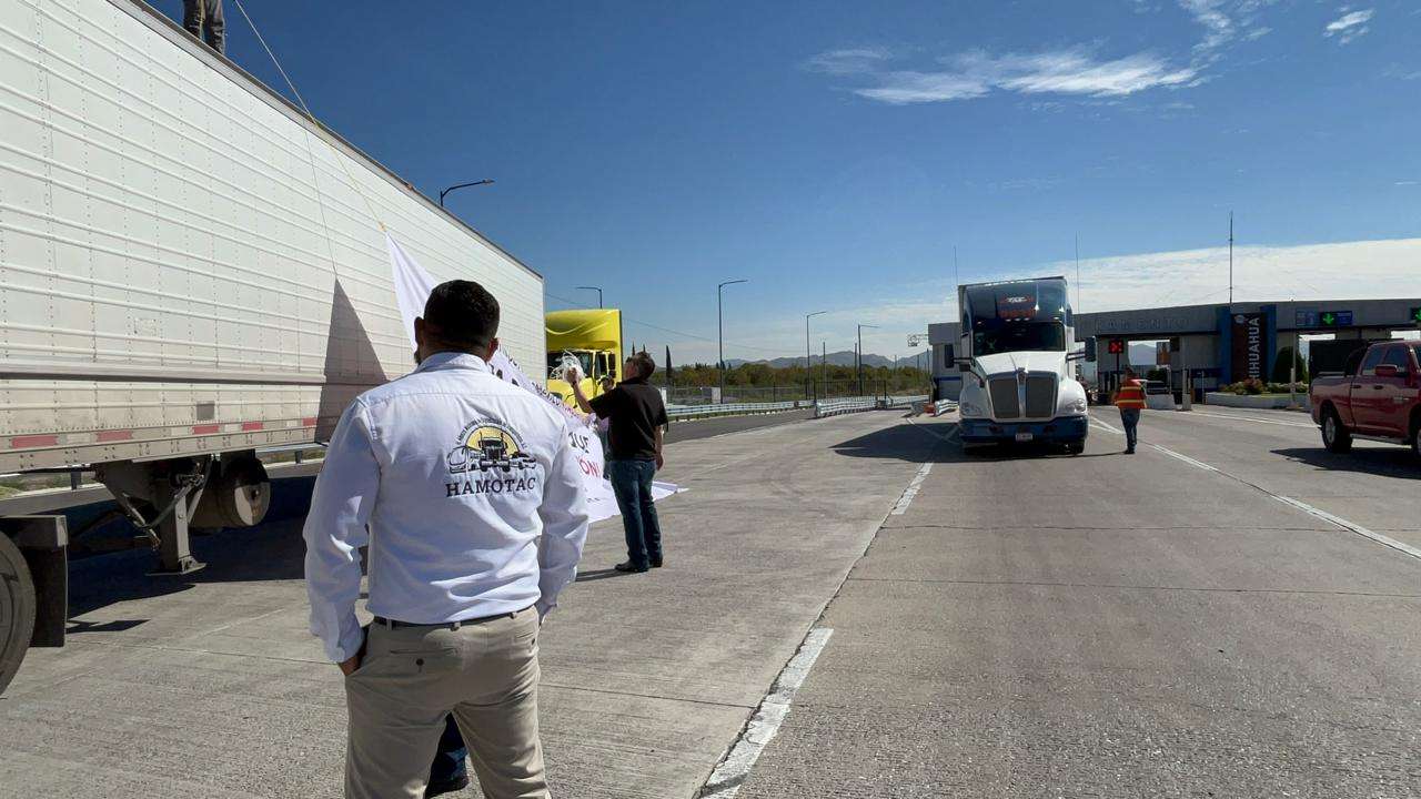 Protestan transportistas en caseta Sacramento