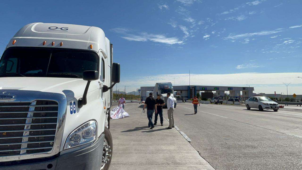 Protestan transportistas en caseta Sacramento