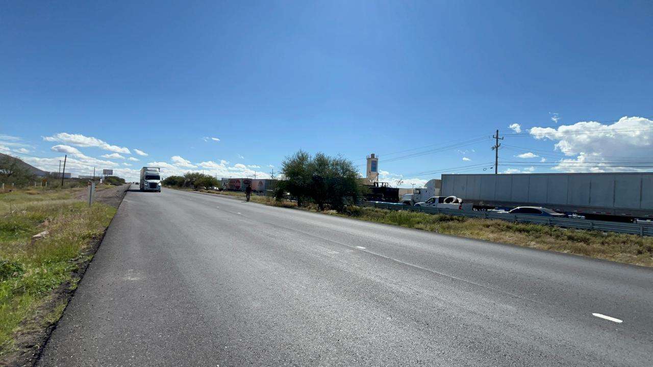 Bloquean transportistas carretera a Delicias 