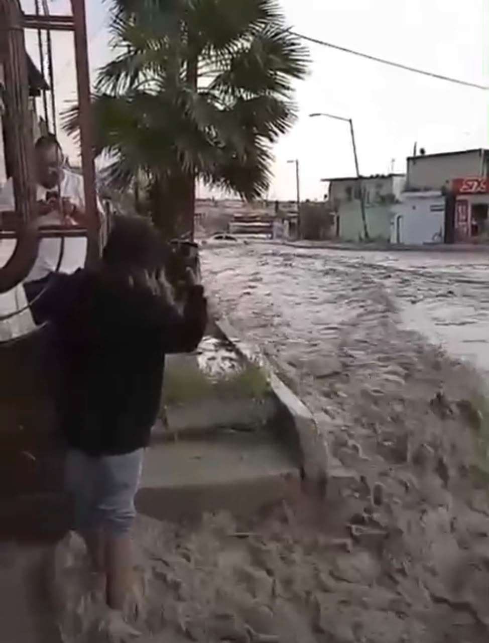 Mantienen cerradas importantes avenidas por lluvias 