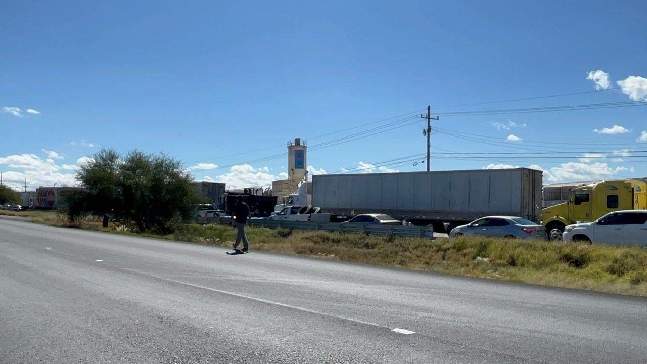 Bloquean transportistas carretera a Delicias 