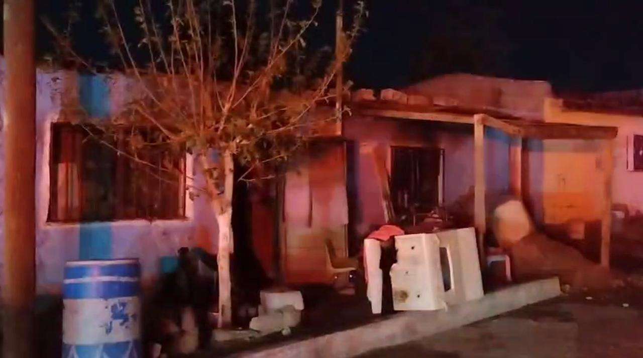 Rescatan a mujer durante incendio en vivienda de la colonia Libertad