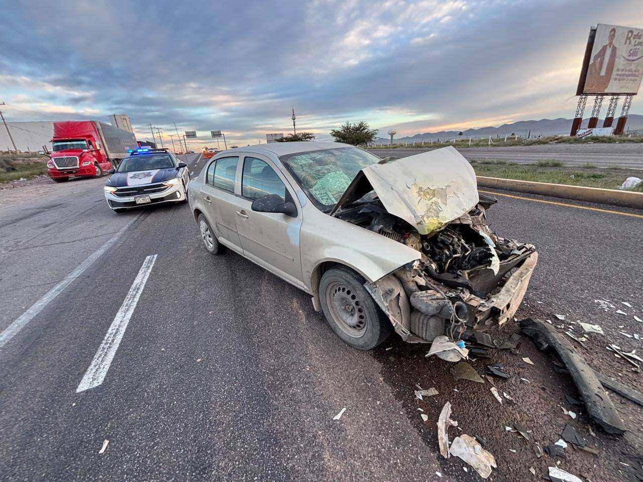 Provoca fuerte carambola caos vial en carretera a Juárez 