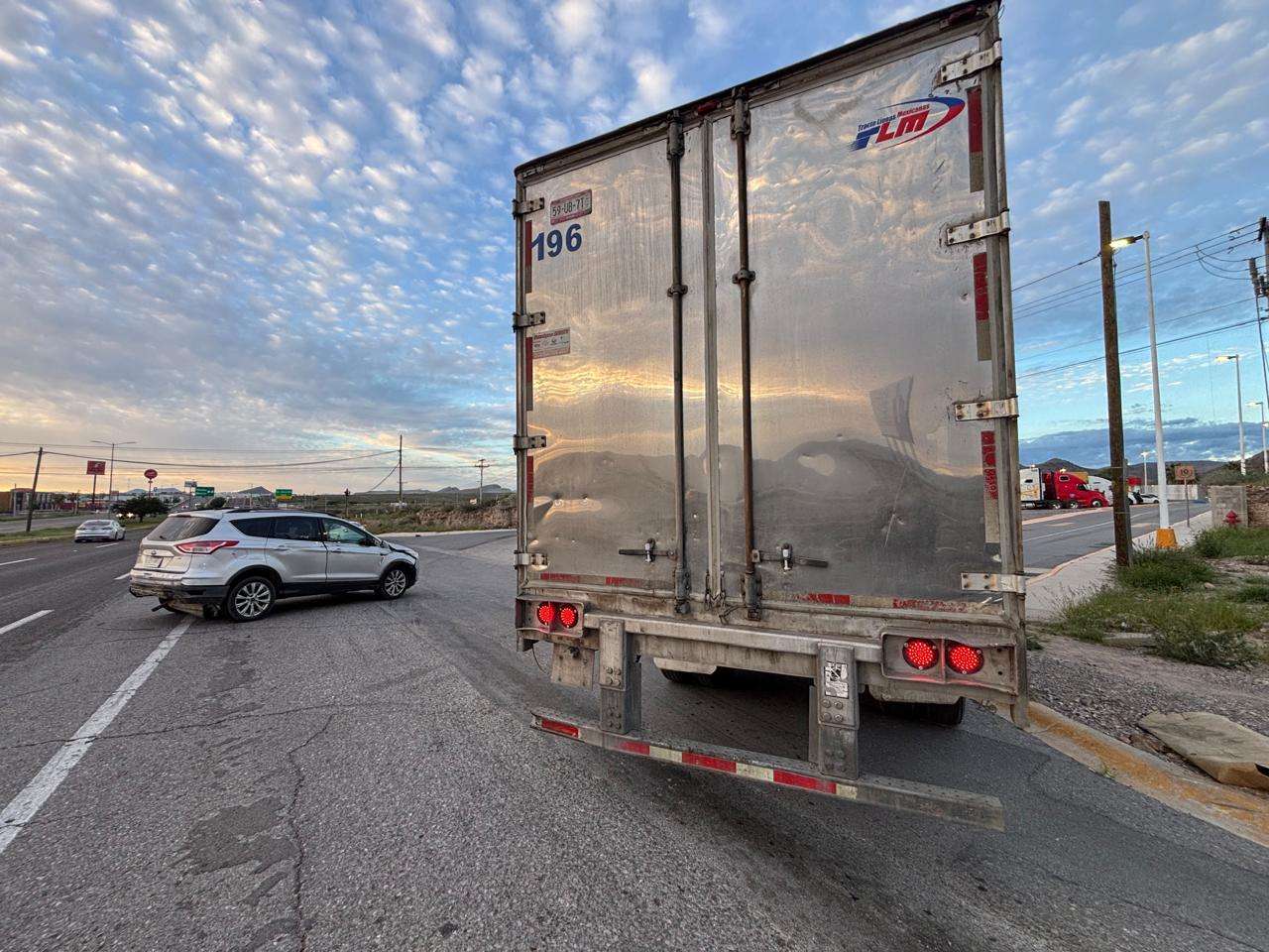 Provoca fuerte carambola caos vial en carretera a Juárez 