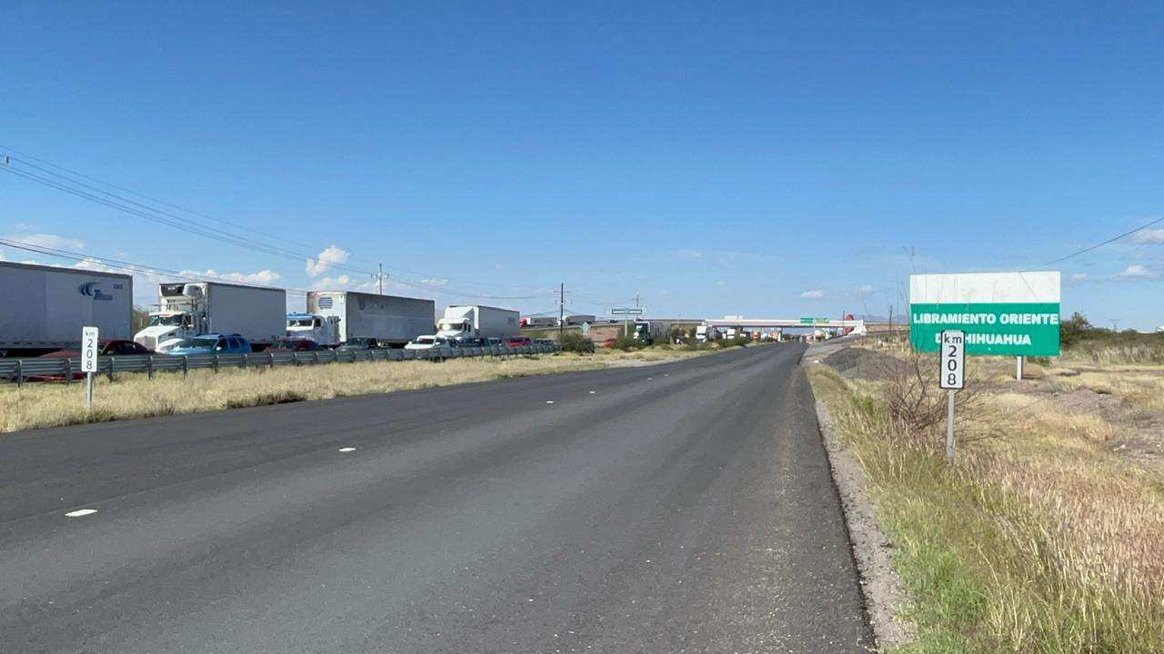 Bloquean transportistas carretera a Delicias 