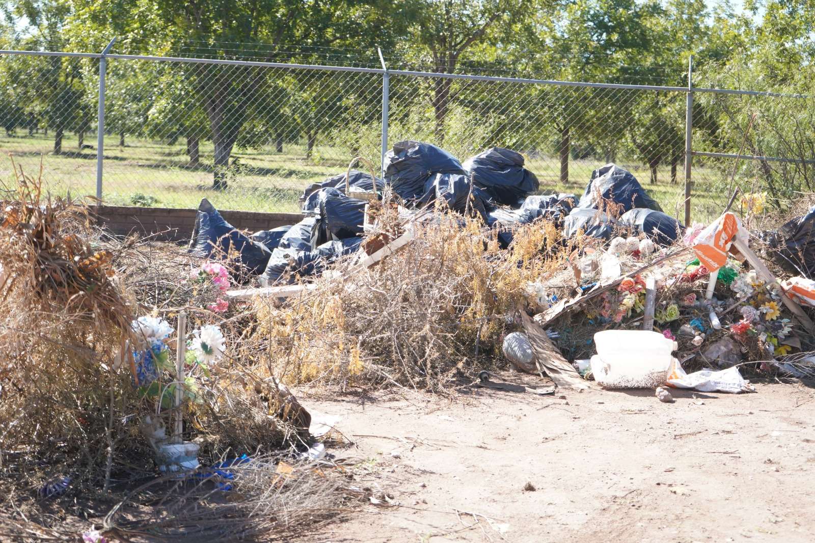Realizan limpieza de 18 panteones de la zona rural