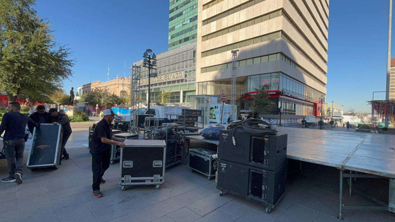 Adornan Plaza de Armas para Día de Muertos