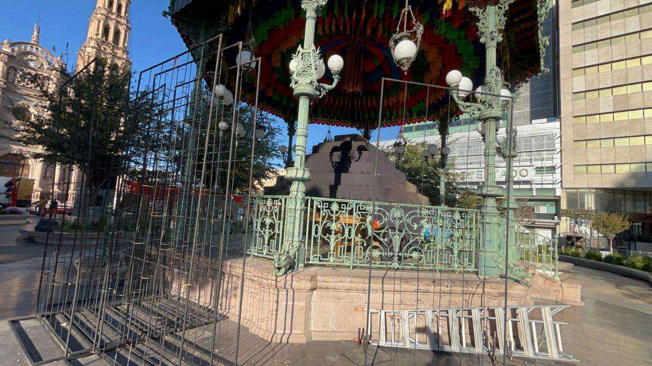 Adornan Plaza de Armas para Día de Muertos