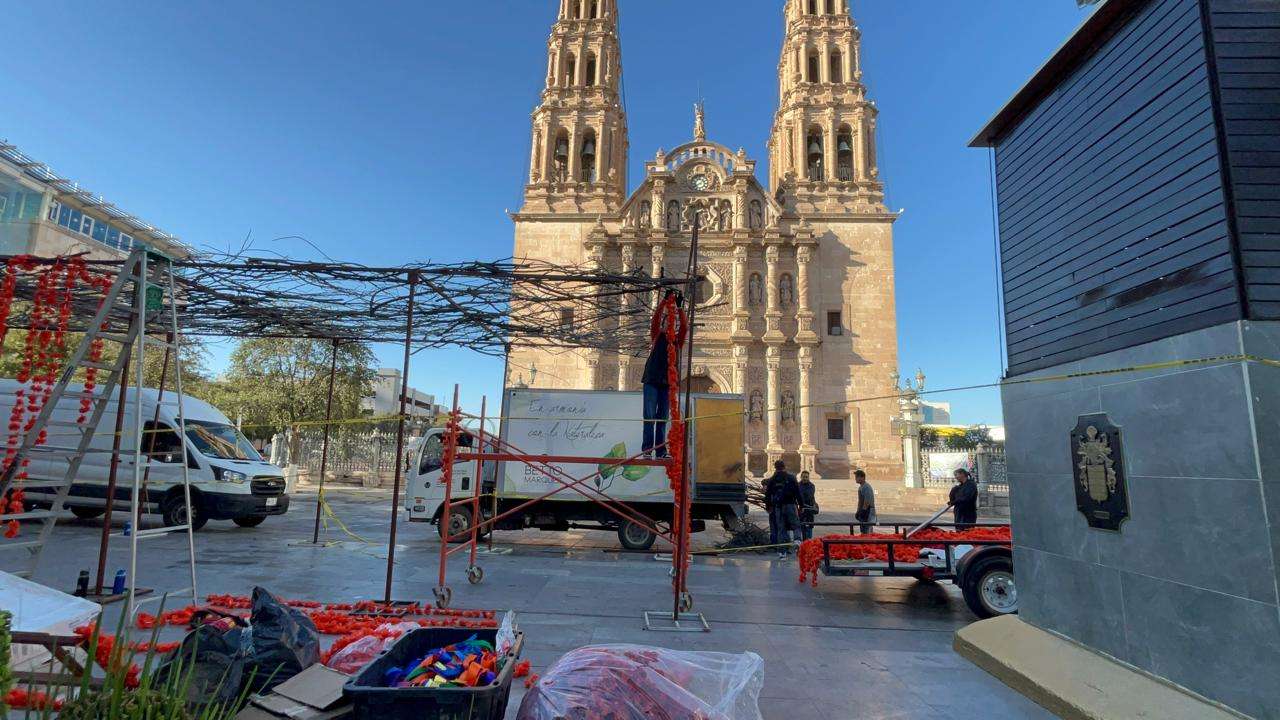 Adornan Plaza de Armas para Día de Muertos