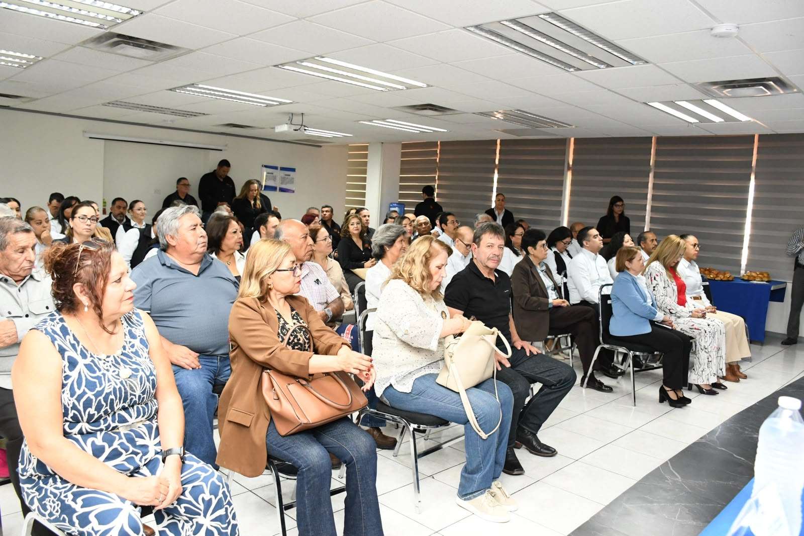 Reciben jubilados y pensionados bonos trimestrales