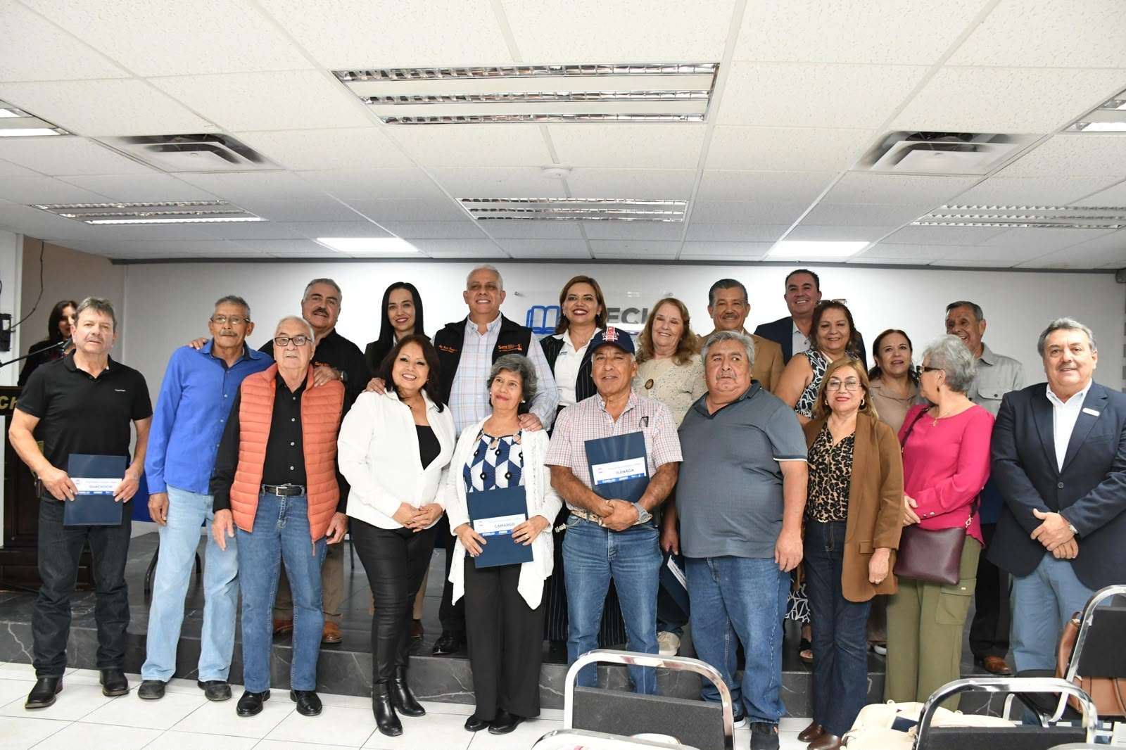 Reciben jubilados y pensionados bonos trimestrales