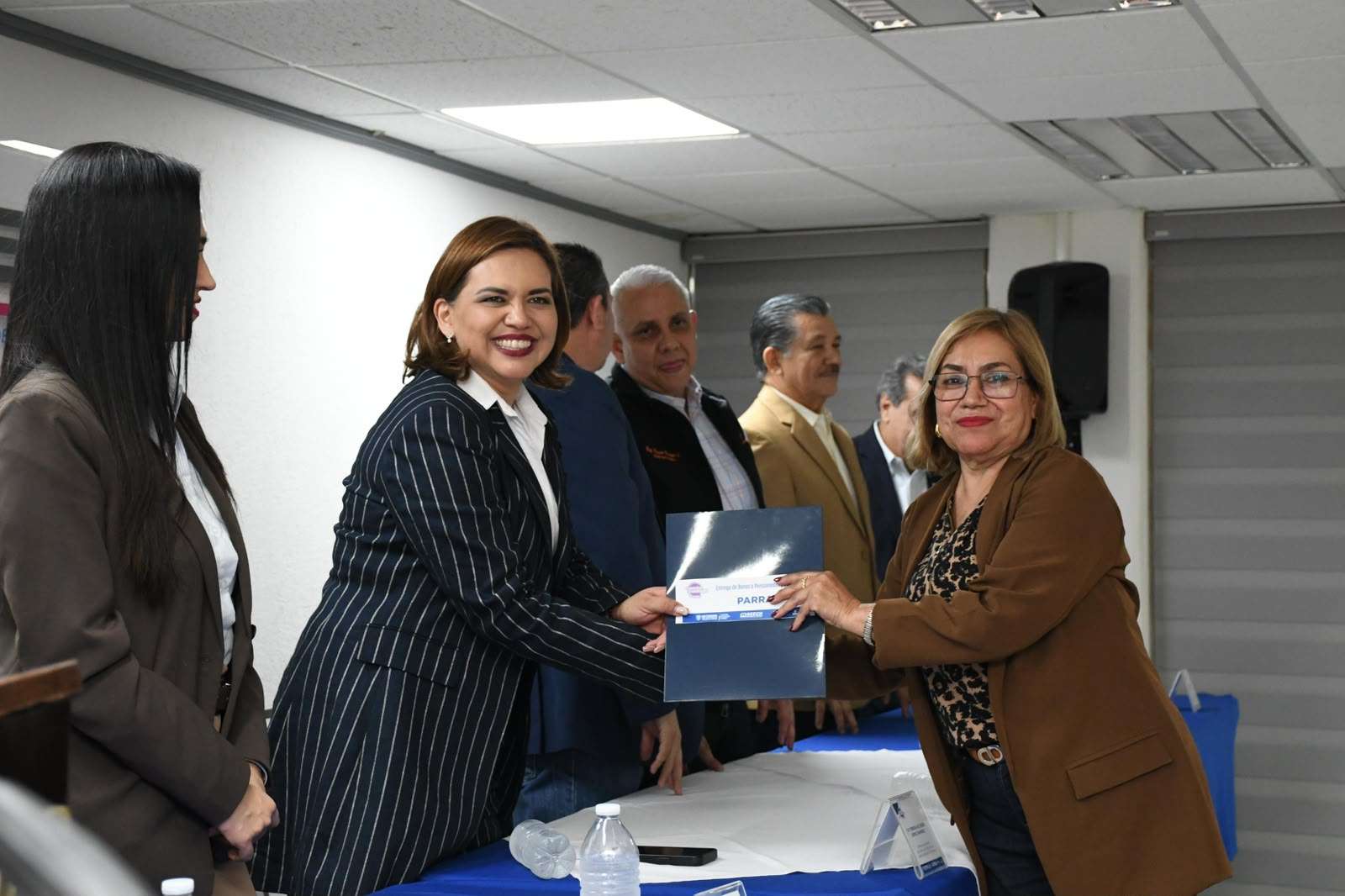 Reciben jubilados y pensionados bonos trimestrales