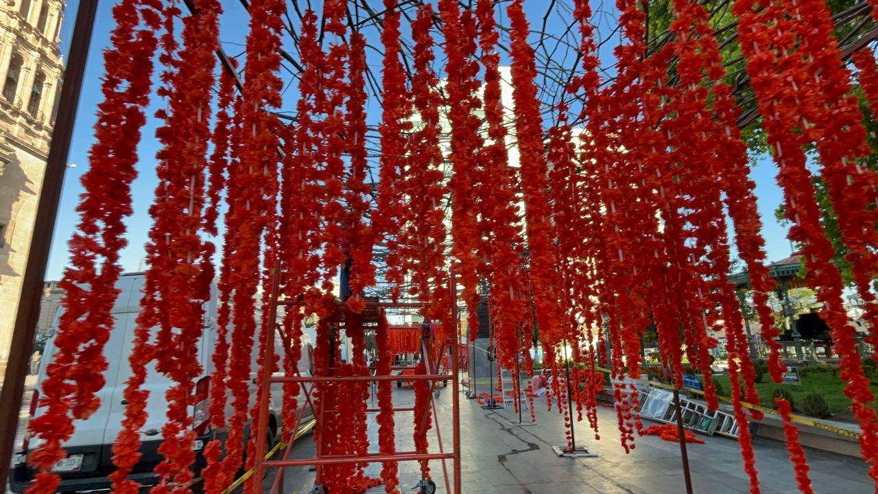 Adornan Plaza de Armas para Día de Muertos