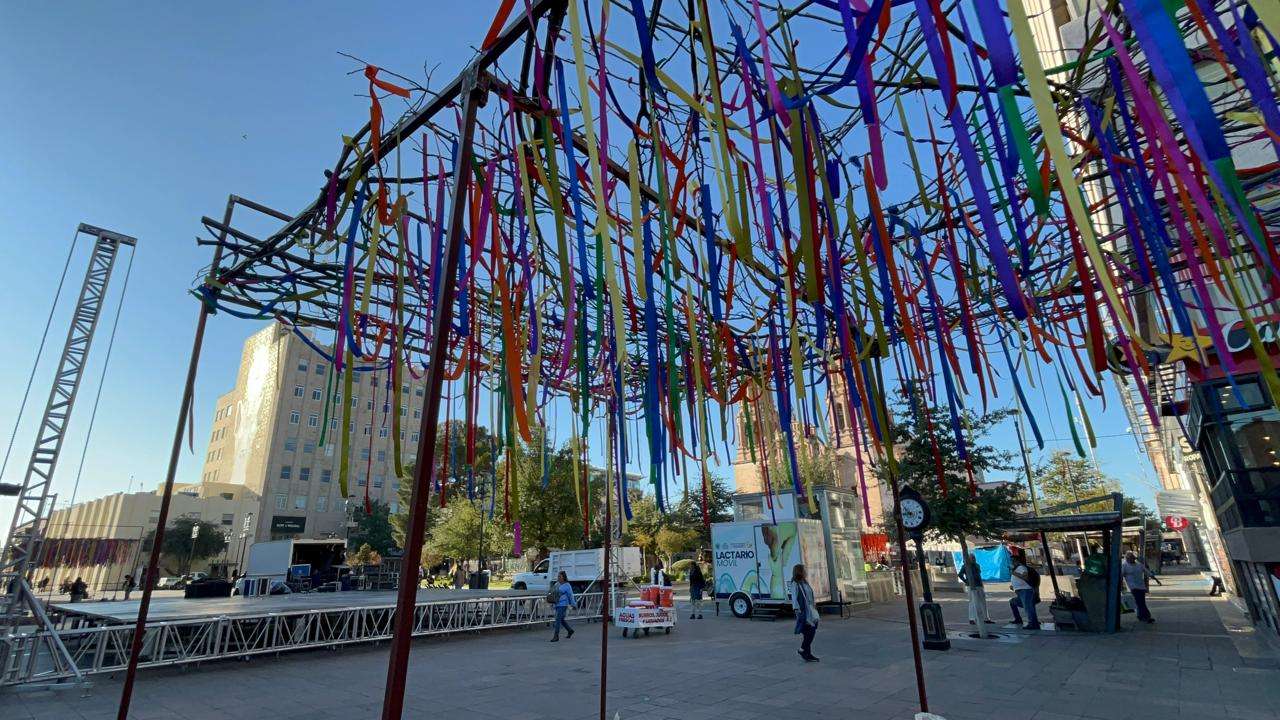 Adornan Plaza de Armas para Día de Muertos