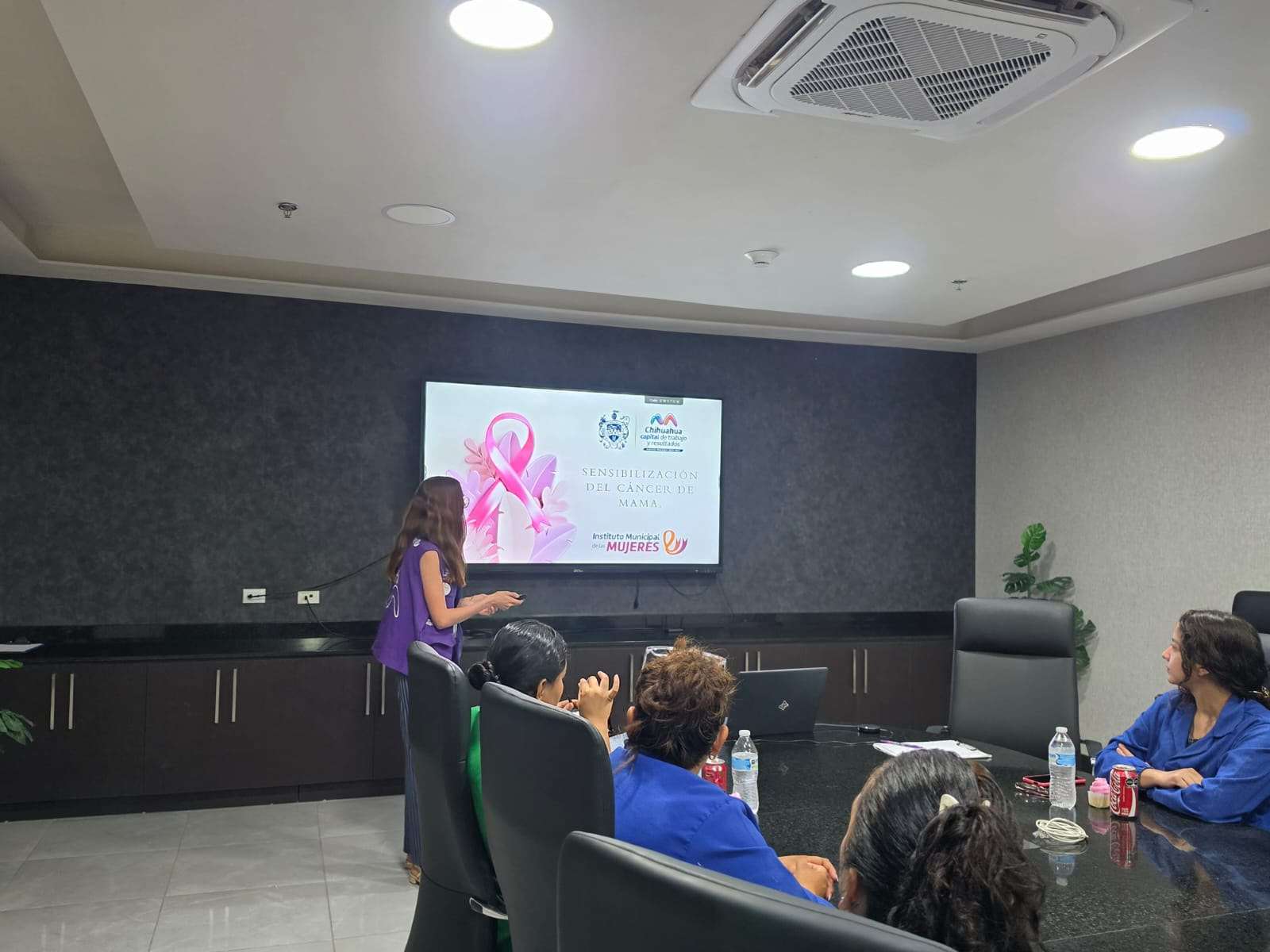 Llevan prevención del cáncer de mama a empresas
