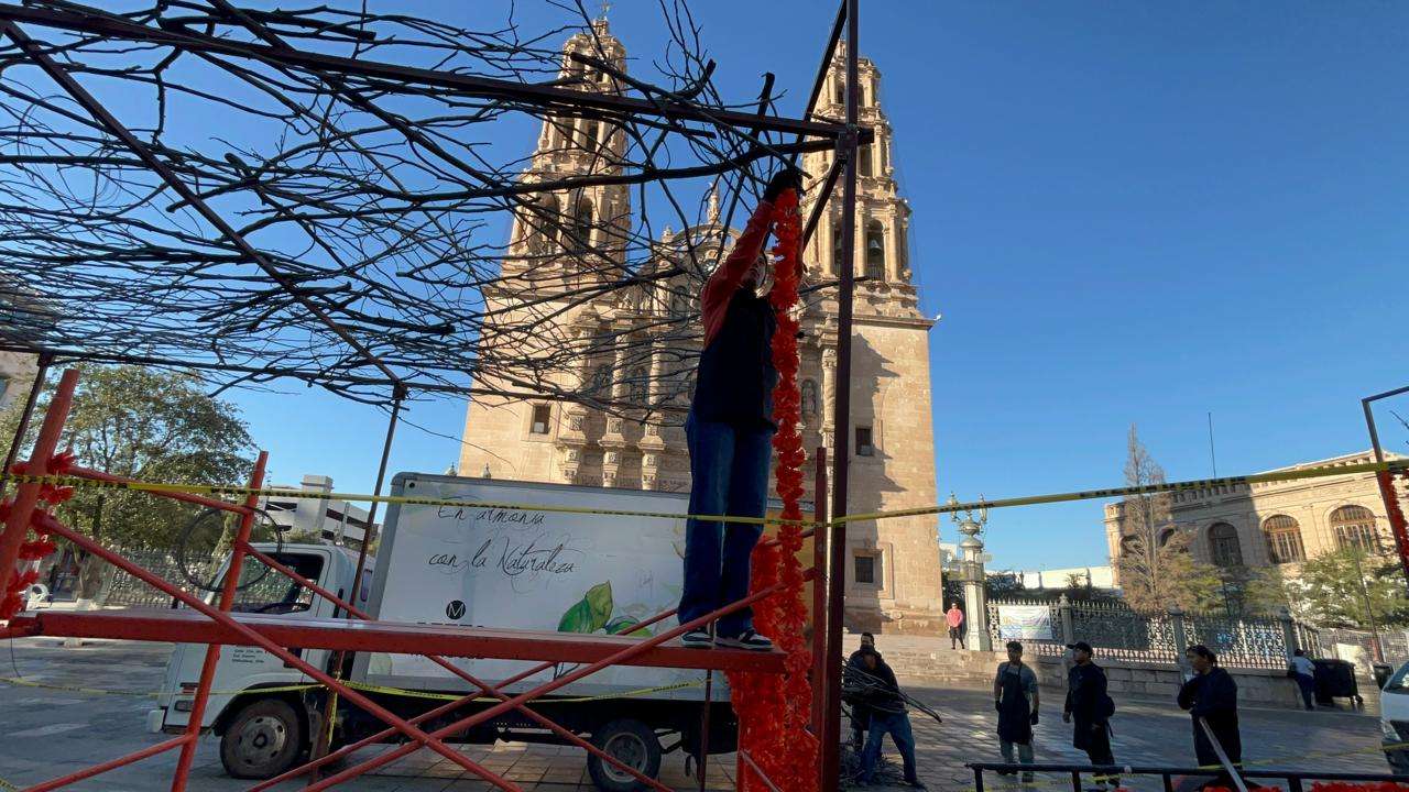 Adornan Plaza de Armas para Día de Muertos